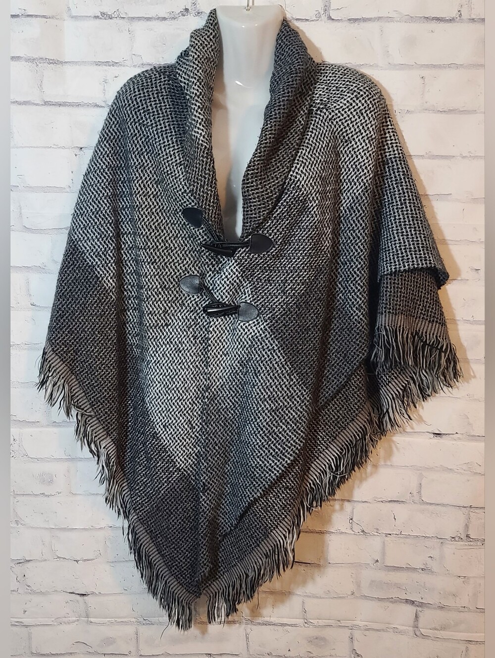 Accessory St. Gray/Black Houndstooth Knit Fringe Toggle Shawl/Wrap